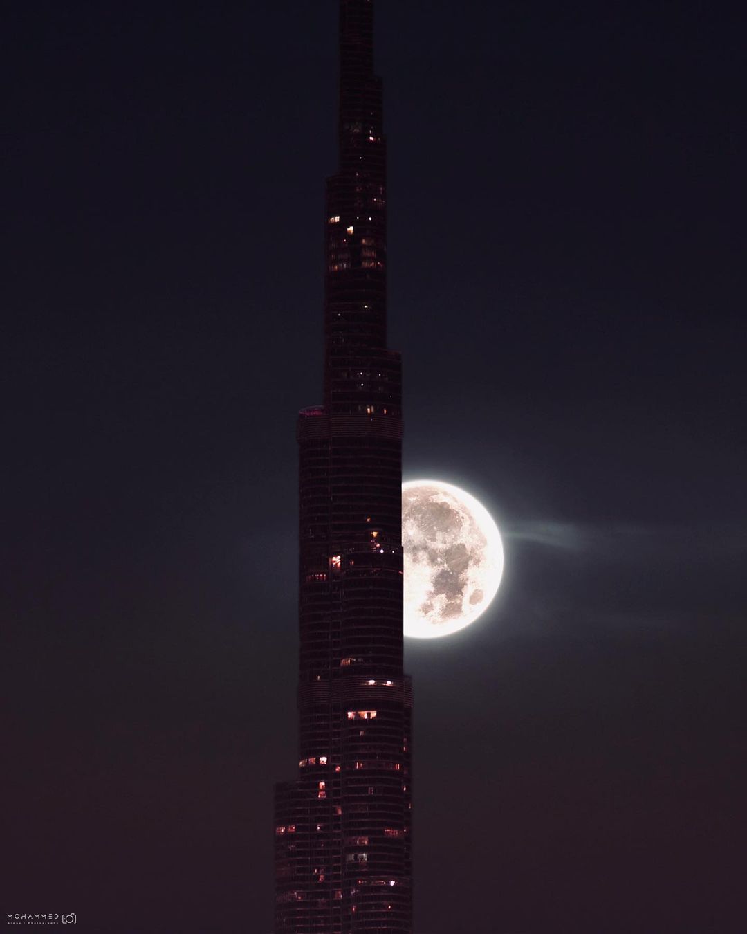 اكتمال القمر خلف برج خليفة