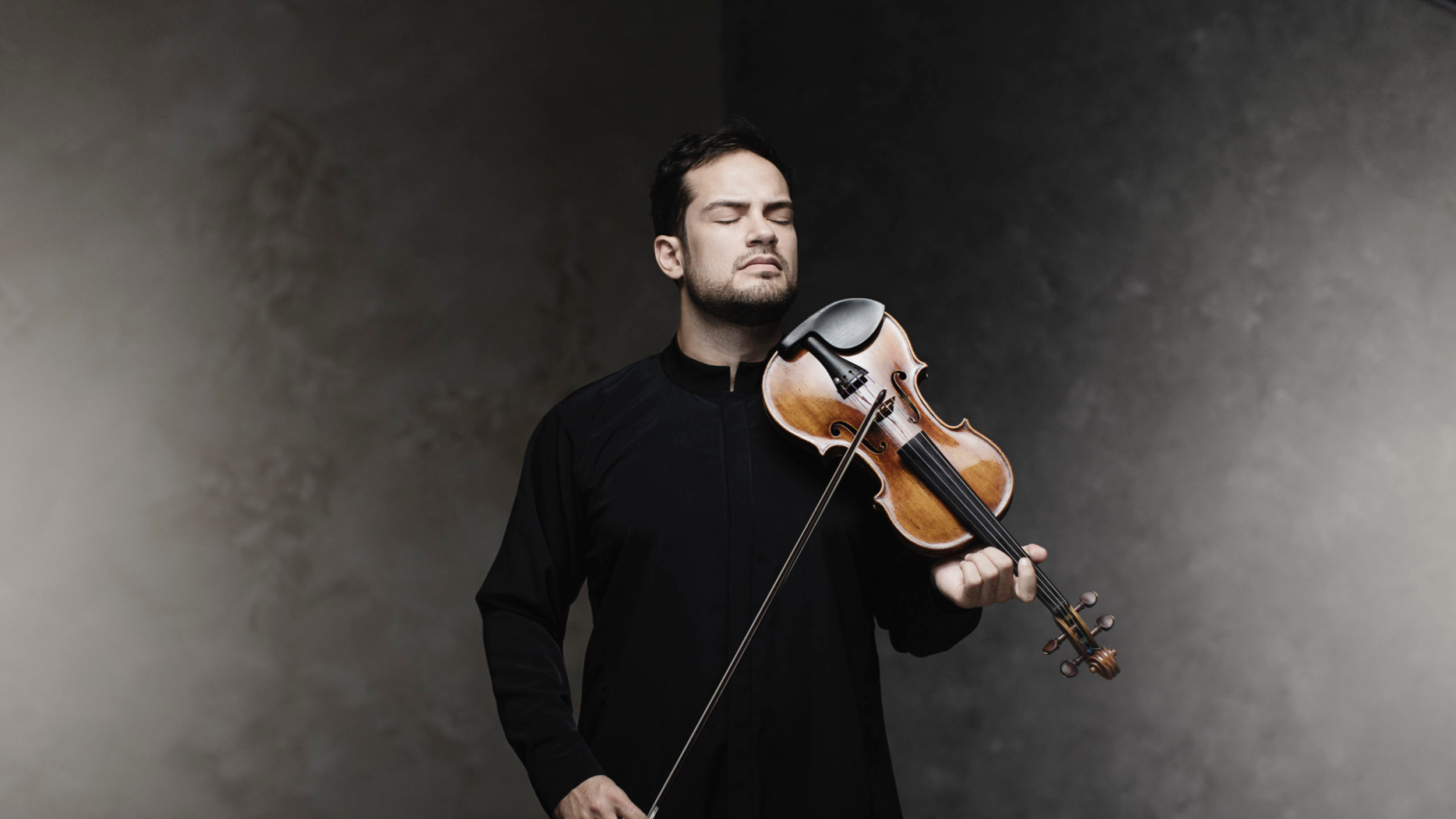 عازف الكمان البلجيكي العالمي مارك بوشكوف يحل ضيفاً على دبي أوبرا خلال الشهر الجاري