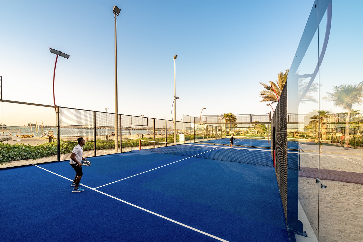 فندق الريتز-كارلتون دبي يفتتح ملعبين جديدن للبادل تنس